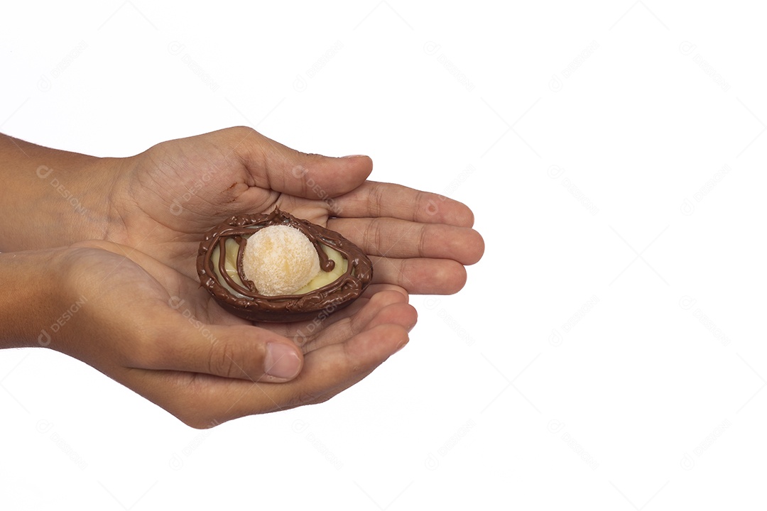 Mãos de pessoa segurando ovos de páscoa