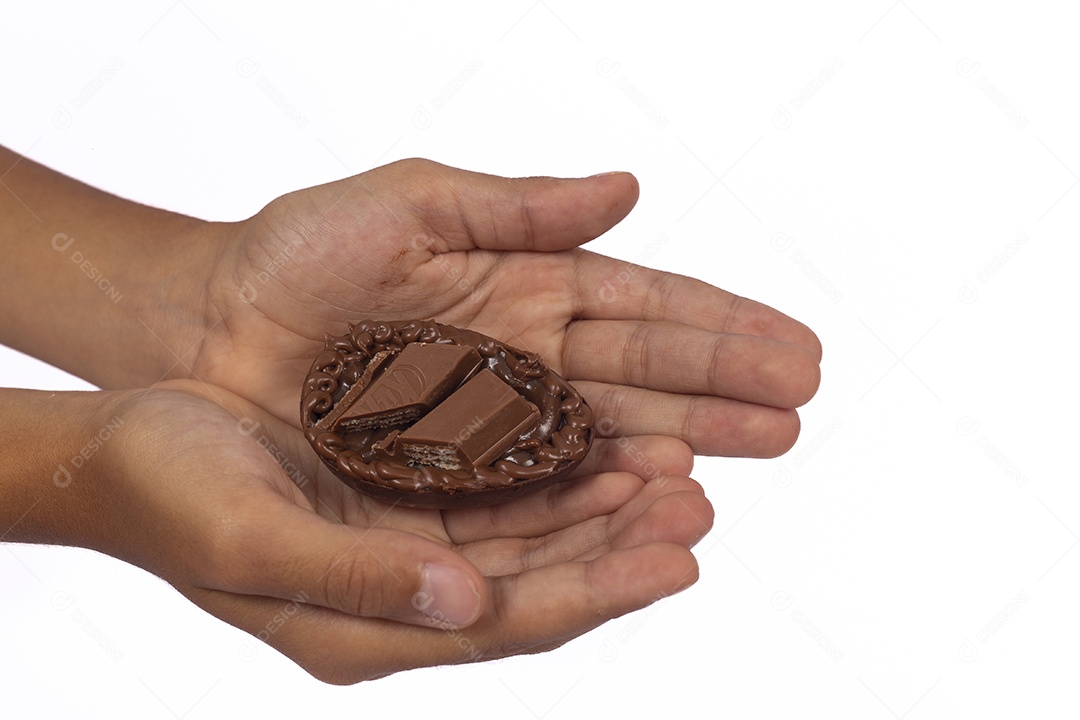 Mãos de pessoa segurando ovos de páscoa