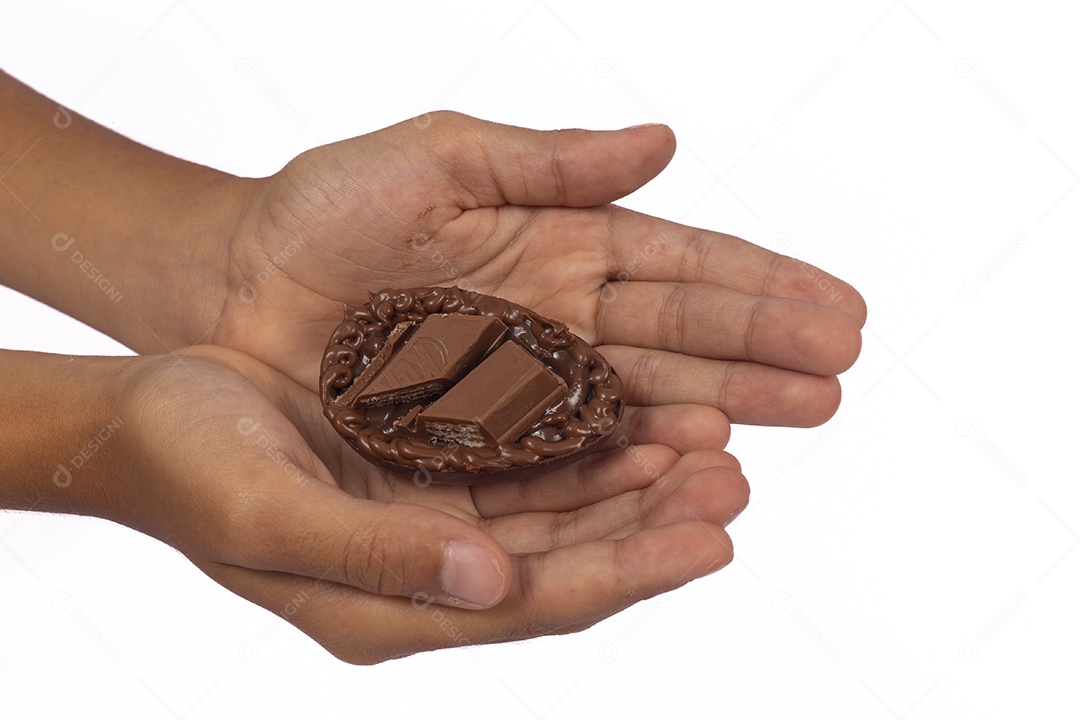 Mãos de pessoa segurando ovos de páscoa