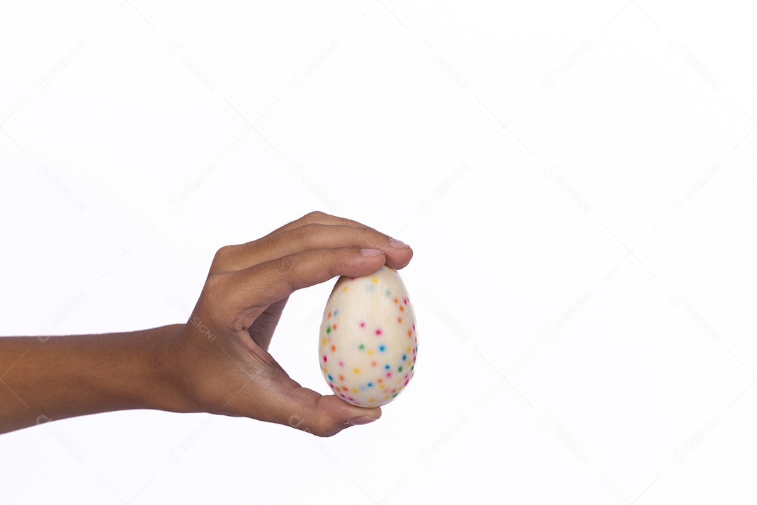 Mãos de pessoa segurando ovos de páscoa