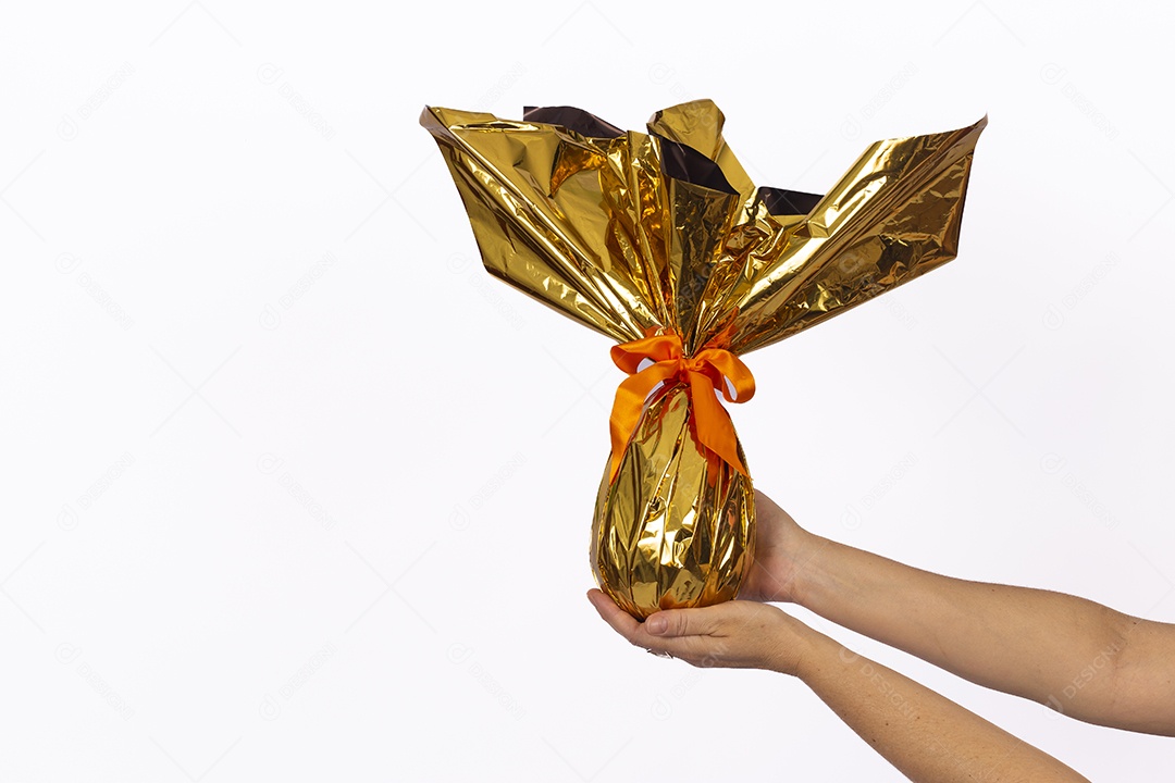 Mãos de pessoa segurando ovos de páscoa