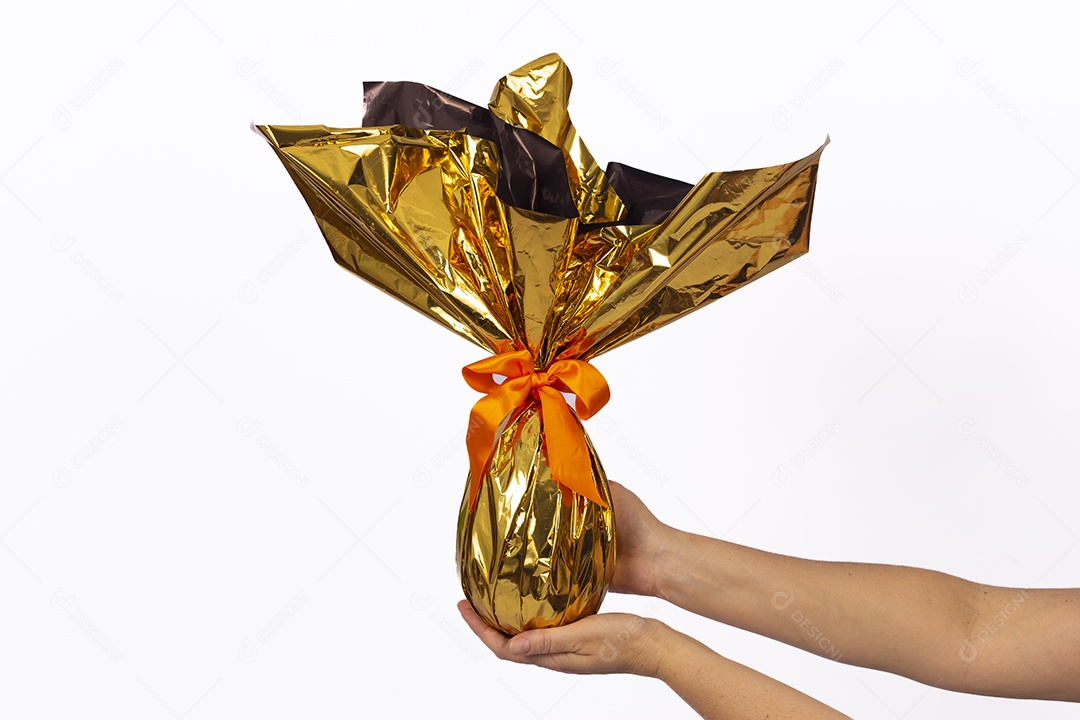 Mãos de pessoa segurando ovos de páscoa