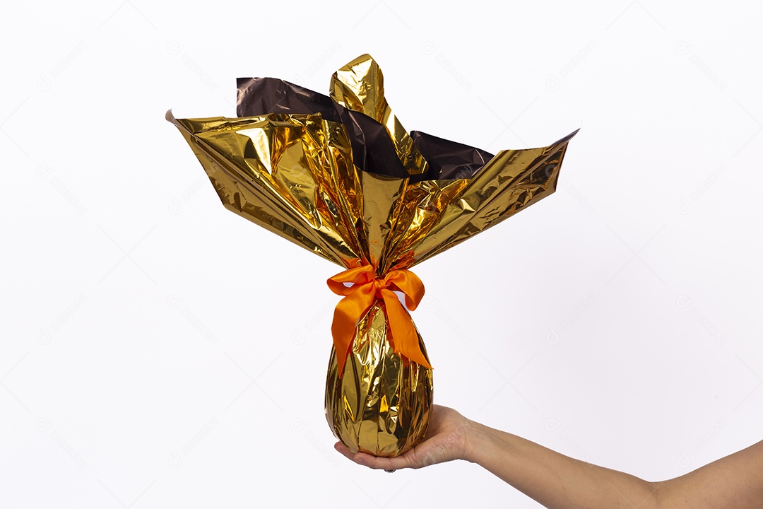 Mãos de pessoa segurando ovos de páscoa