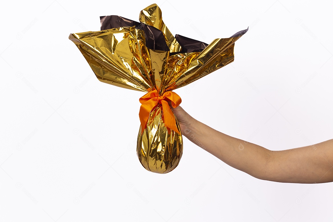 Mãos de pessoa segurando ovos de páscoa