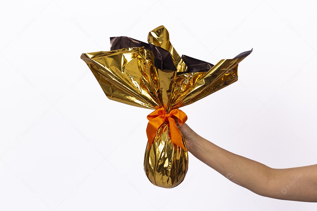 Mãos de pessoa segurando ovos de páscoa