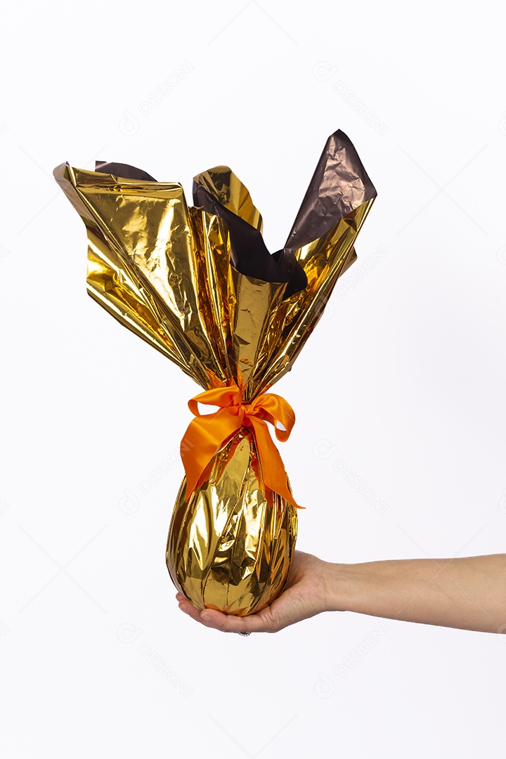 Mãos de pessoa segurando ovos de páscoa