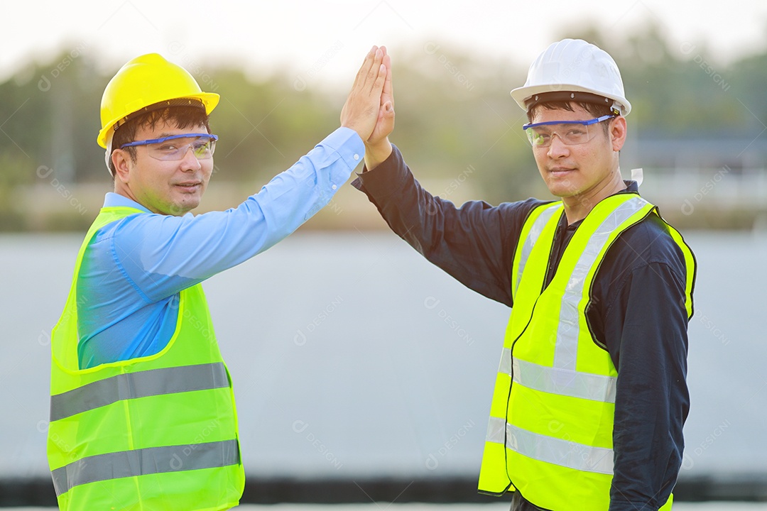 Os engenheiros ambientais trabalham na fonte de água para verificar se há contaminantes nas fontes de água e analisam os resultados dos testes de água para reutilização. Conceito do dia mundial do meio ambiente.