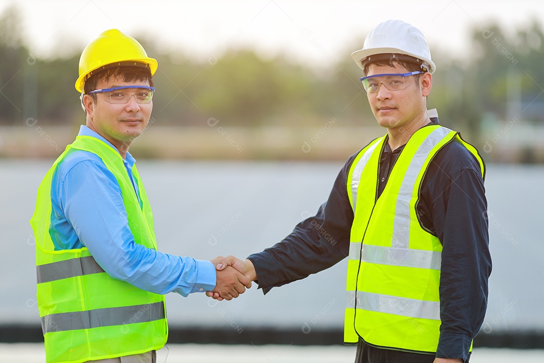 Os engenheiros ambientais trabalham na fonte de água para verificar se há contaminantes nas fontes de água e analisam os resultados dos testes de água para reutilização. Conceito do dia mundial do meio ambiente.