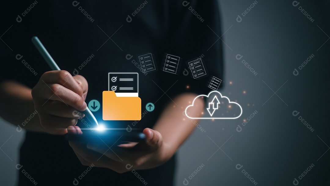 Conceito de transferência de documentos. As mulheres usam smartphones