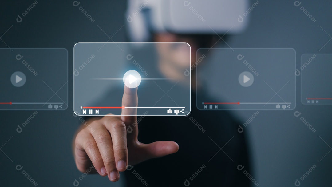 Mulheres usando VR para streaming on-line na tela virtual