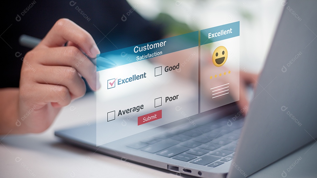 Mão de mulheres de negócios colocando marca de seleção em excelente para uma pesquisa de satisfação.