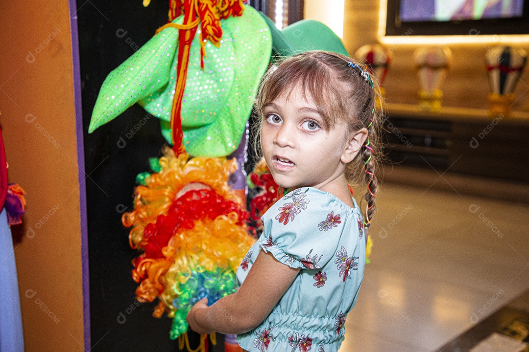 Linda criança se divertindo