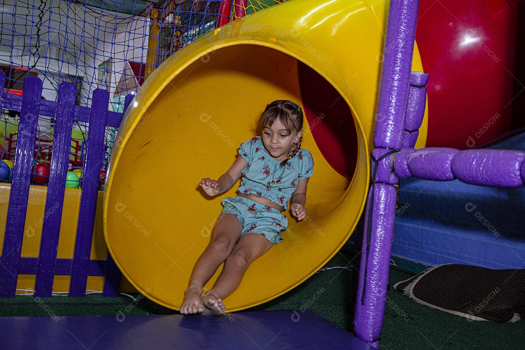 Linda criança se divertindo