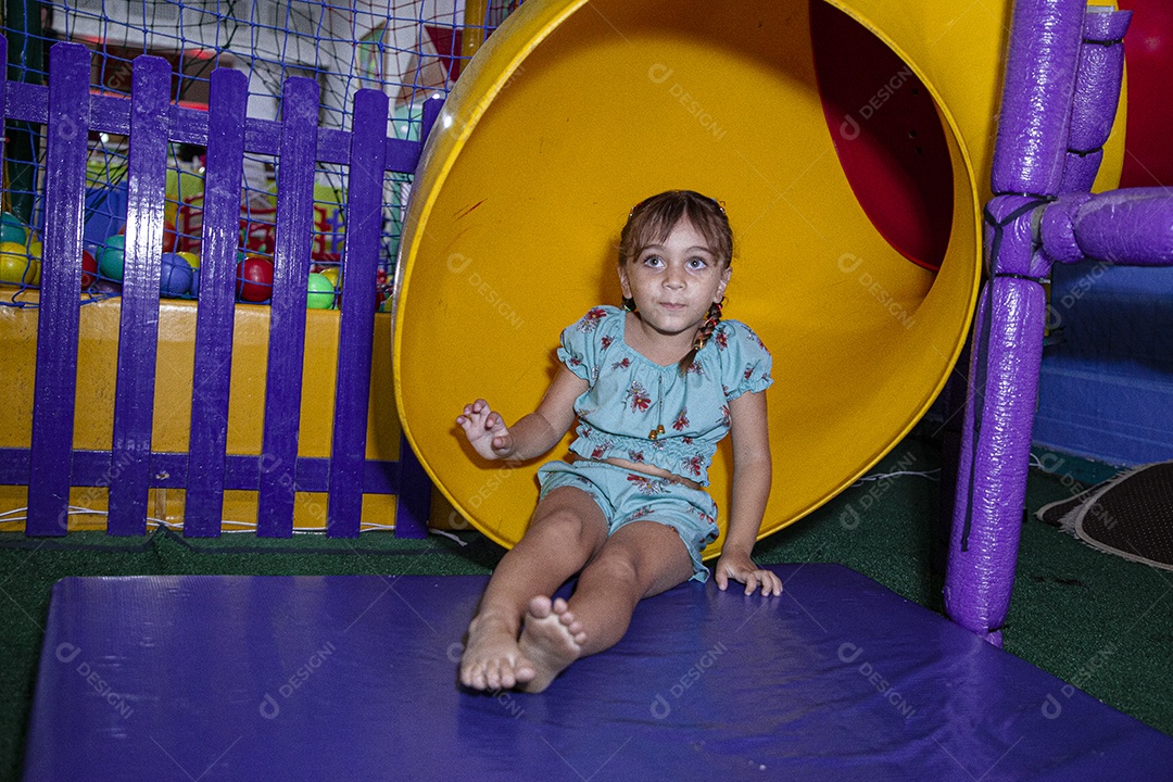 Linda criança se divertindo