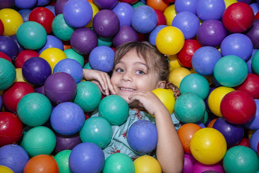 Linda criança se divertindo