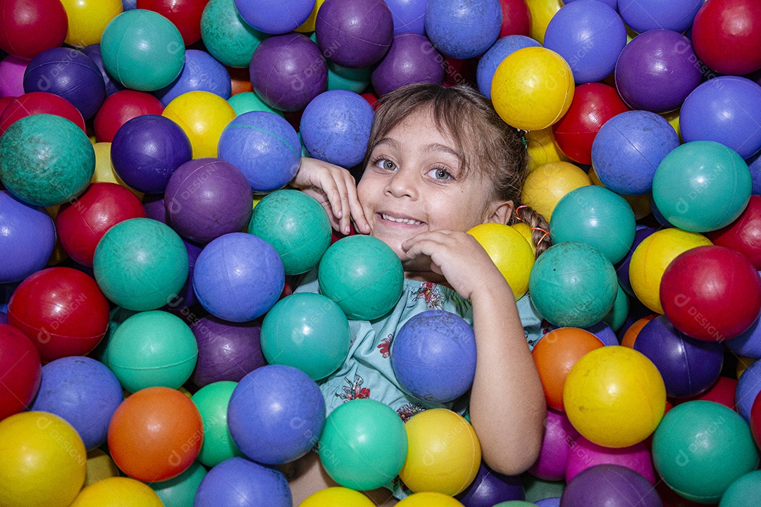 Linda criança se divertindo