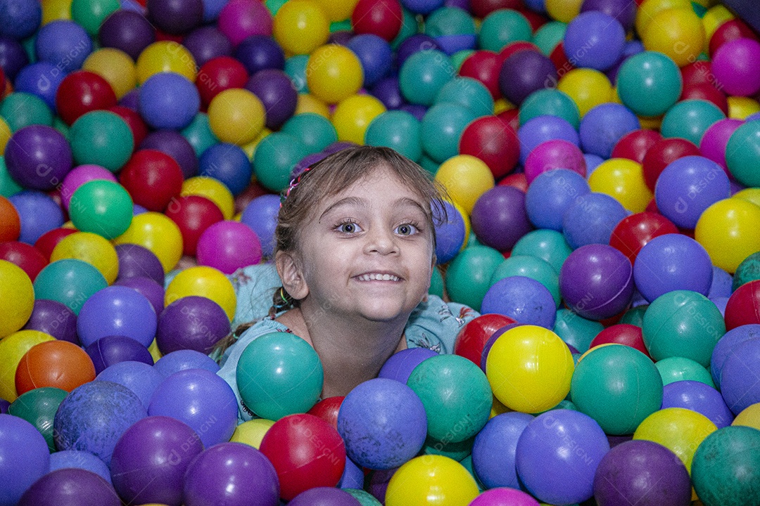 Linda criança se divertindo