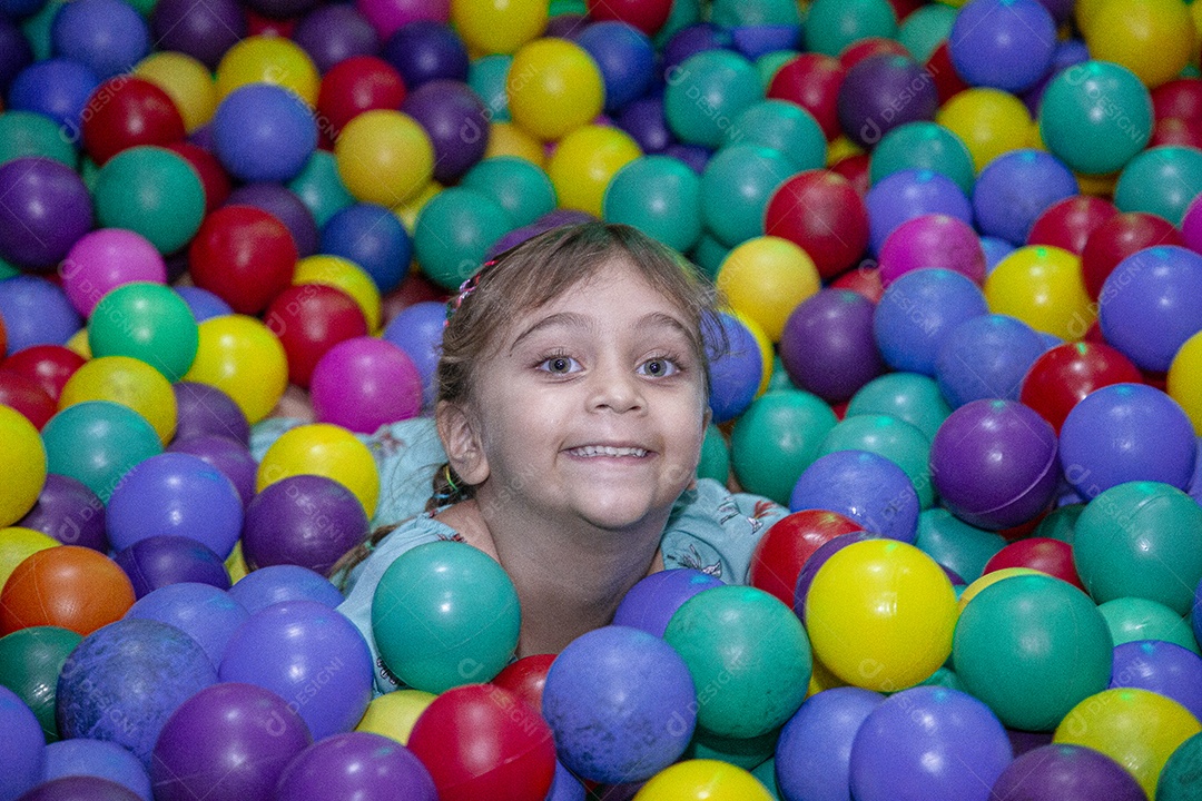 Linda criança se divertindo