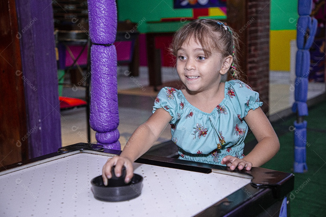 Linda criança se divertindo