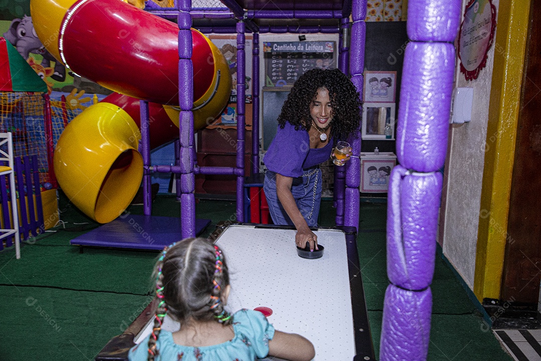 Linda criança se divertindo