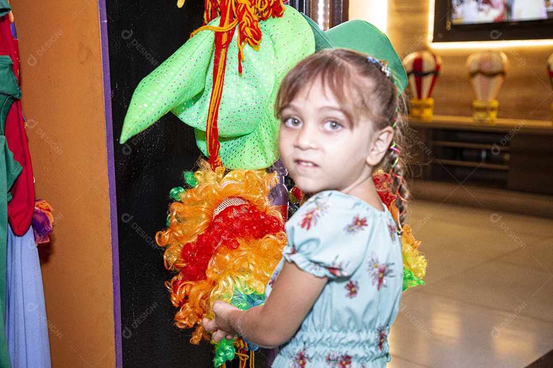 Linda criança se divertindo