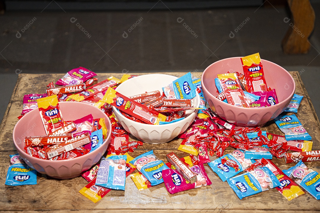 Doces finis sobre uma tigela