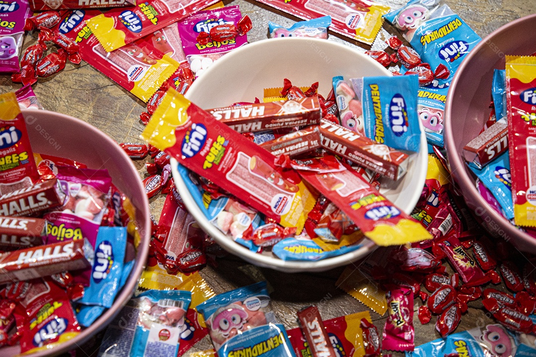 Doces finis sobre uma tigela