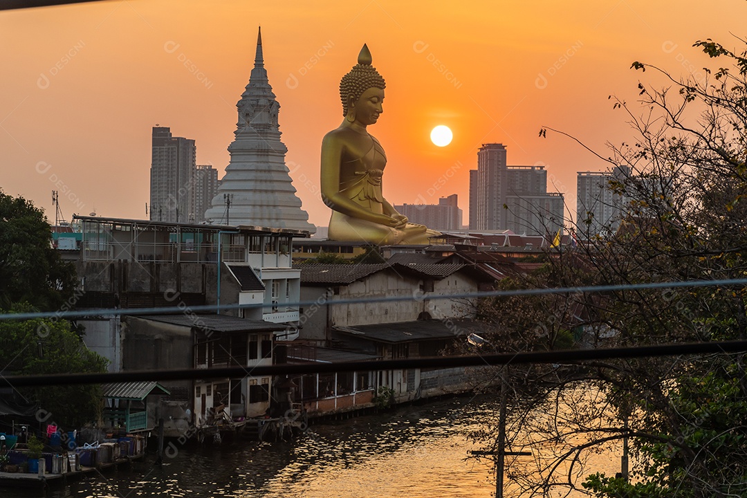 Grande Buda amarelo dourado em Wat Muang destino turístico religioso
