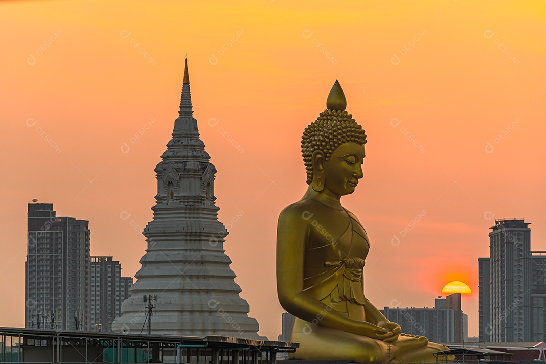 Grande Buda amarelo dourado em Wat Muang destino turístico religioso