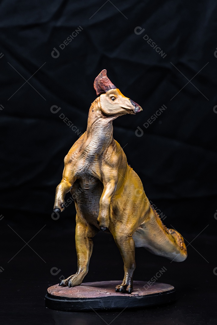 Belo dinossauro sobre fundo isolado