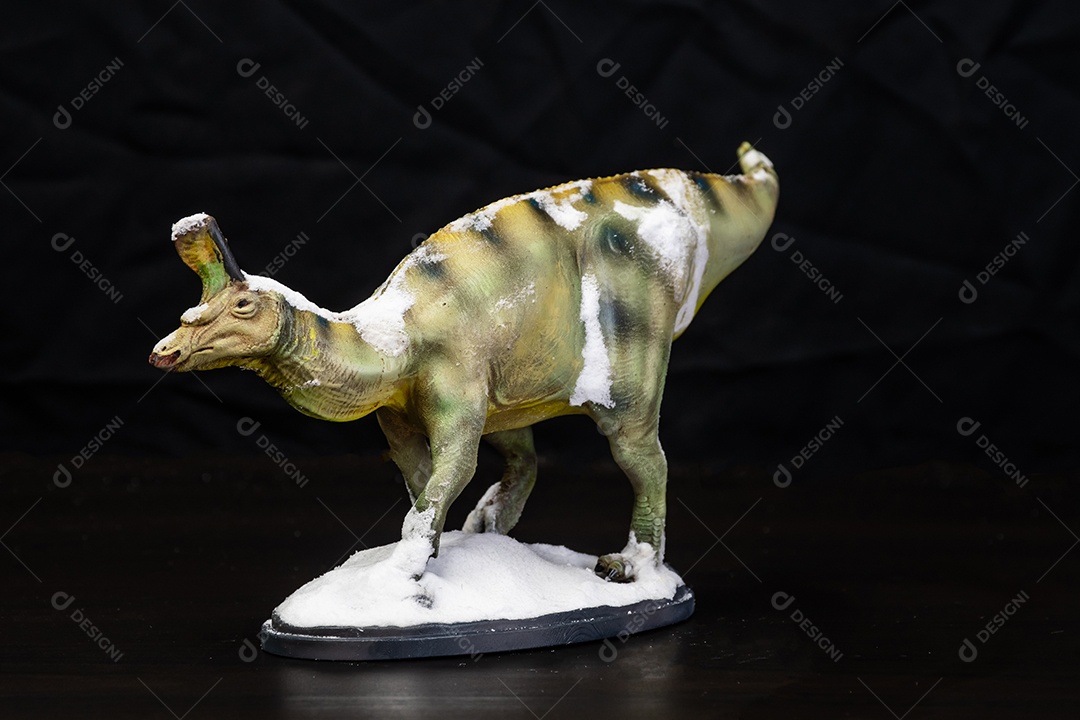 Belo dinossauro sobre fundo isolado