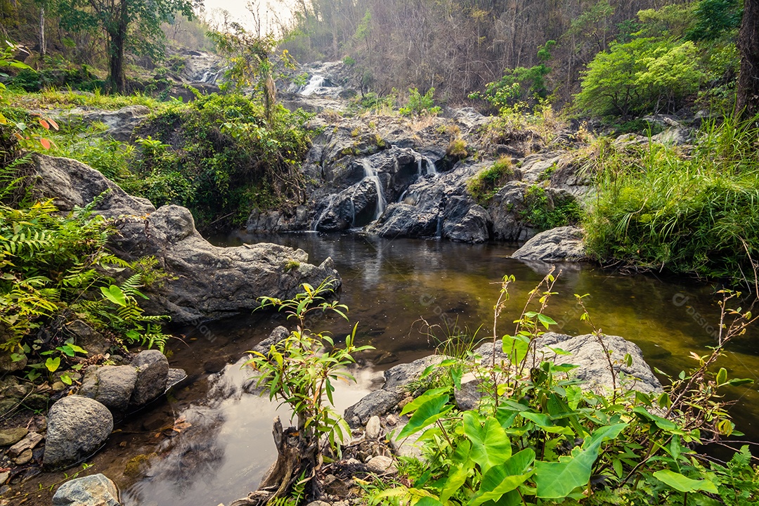 Belas cachoeiras no parque nacional klong lan da Tailândia