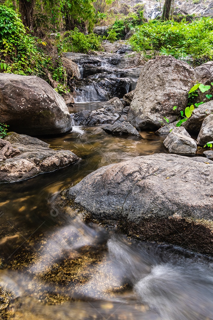 Belas cachoeiras no parque nacional klong lan da Tailândia