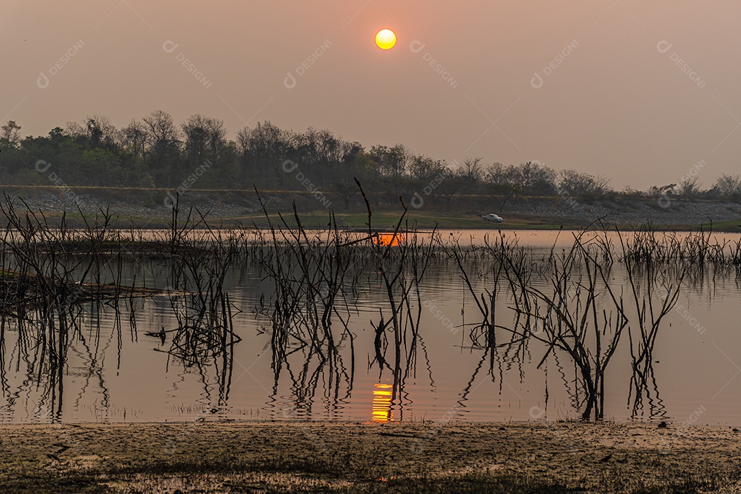 Paisagem do céu durante o nascer do sol crepuscular