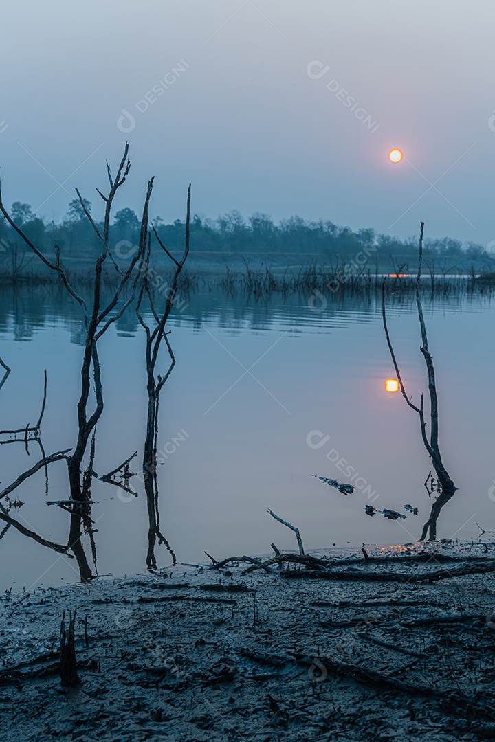 Paisagem do céu durante o nascer do sol crepuscular