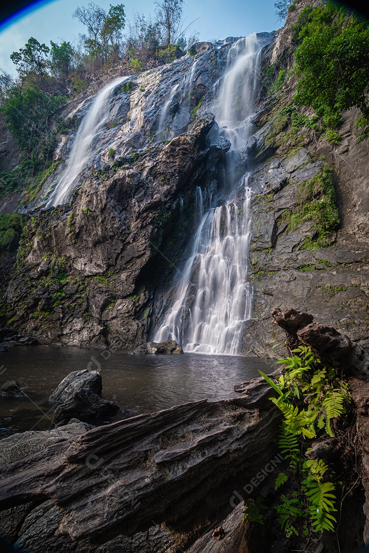 Belas cachoeiras no parque nacional klong lan da Tailândia