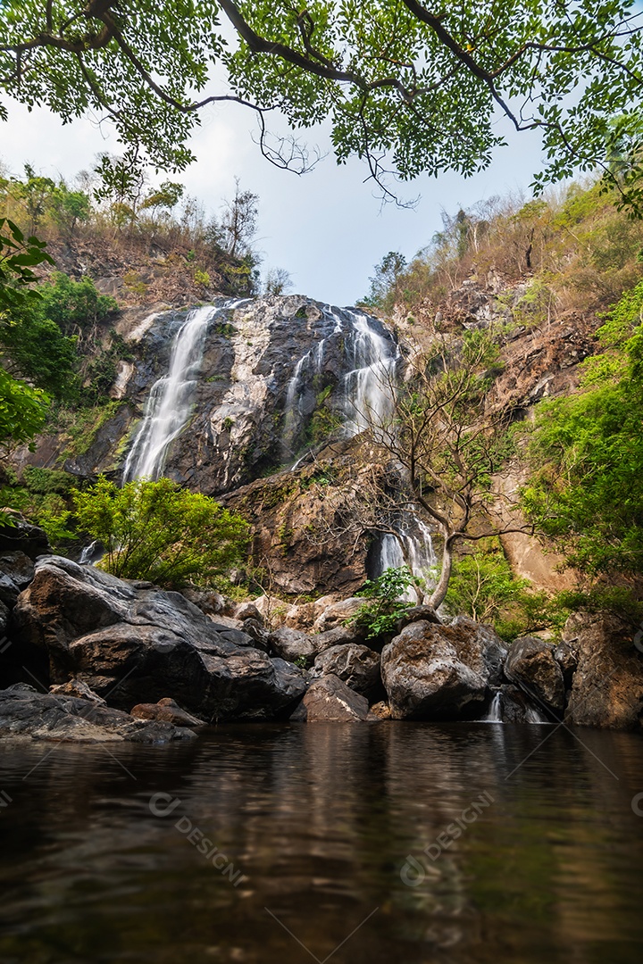 Belas cachoeiras no parque nacional klong lan da Tailândia