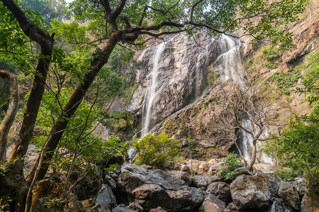Belas cachoeiras no parque nacional klong lan da Tailândia