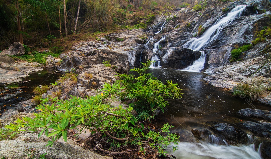 Belas cachoeiras no parque nacional klong lan da Tailândia