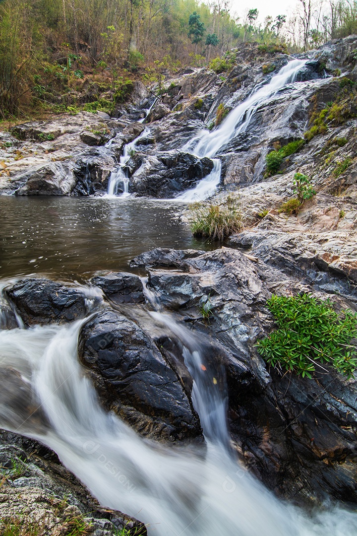 Belas cachoeiras no parque nacional klong lan da Tailândia