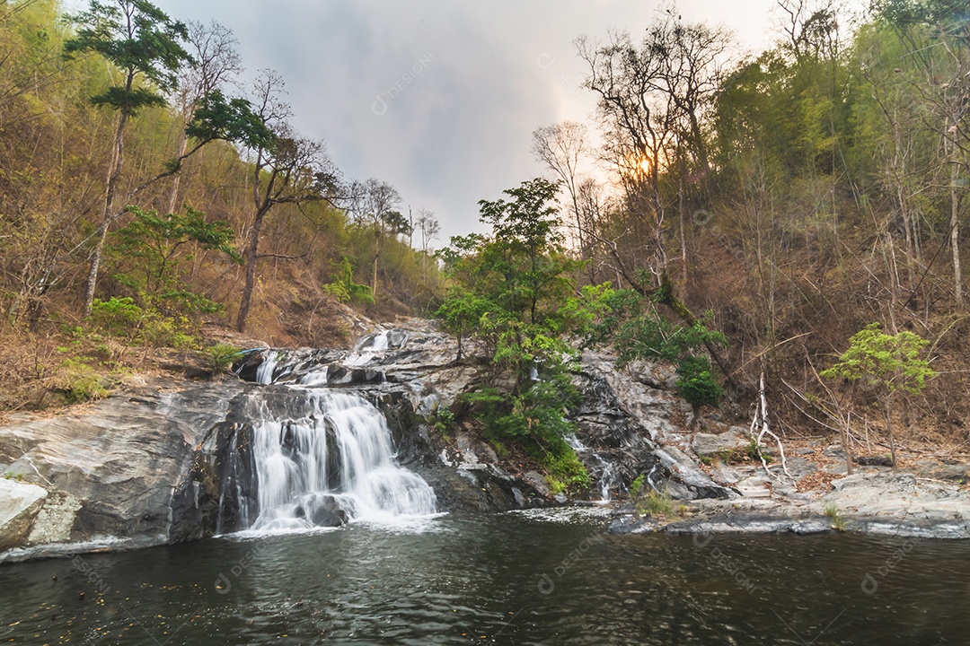 Belas cachoeiras no parque nacional klong lan da Tailândia