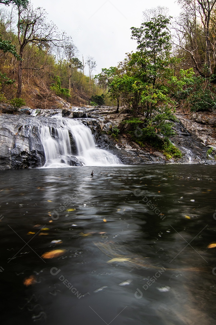 Belas cachoeiras no parque nacional klong lan da Tailândia