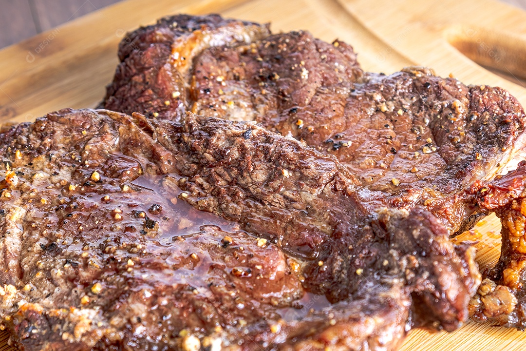 Bife do lombo assado cortado em bifes em uma placa de madeira