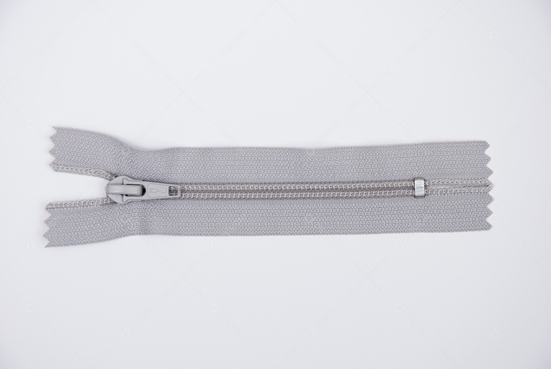 Zíper sobre uma mesa branca