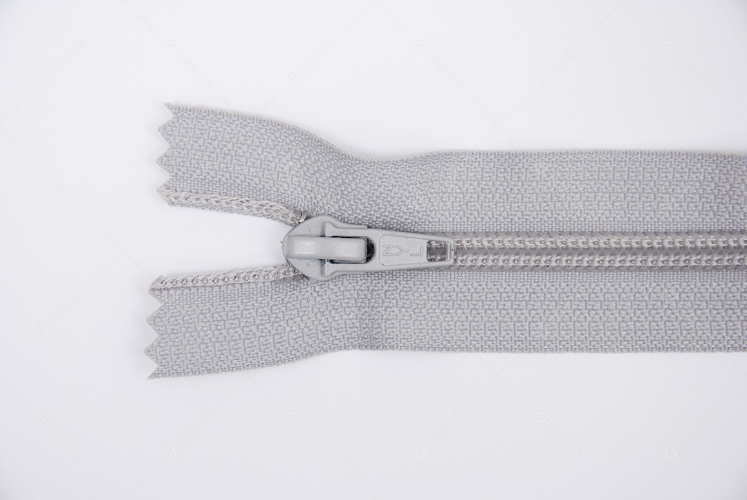 Zíper sobre uma mesa branca
