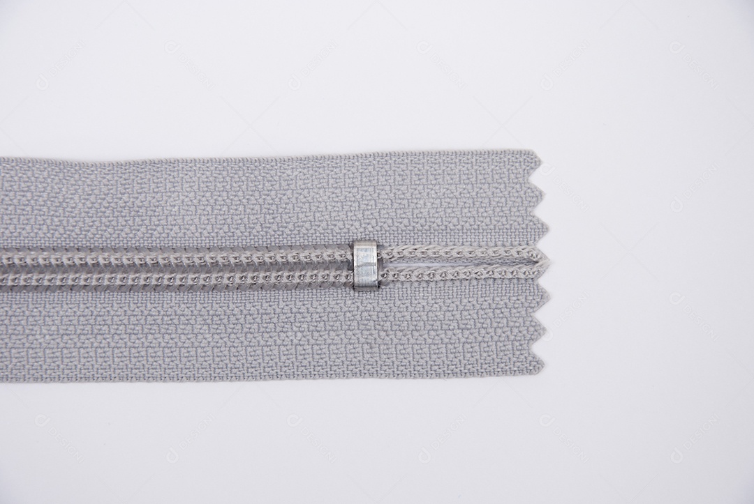 Zíper sobre uma mesa branca