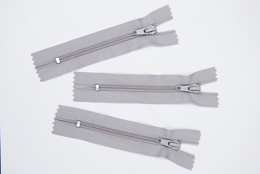 Zíper sobre uma mesa branca