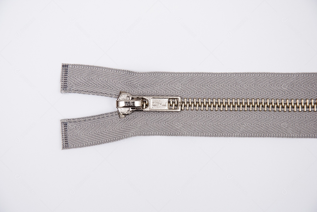 Zíper sobre uma mesa branca