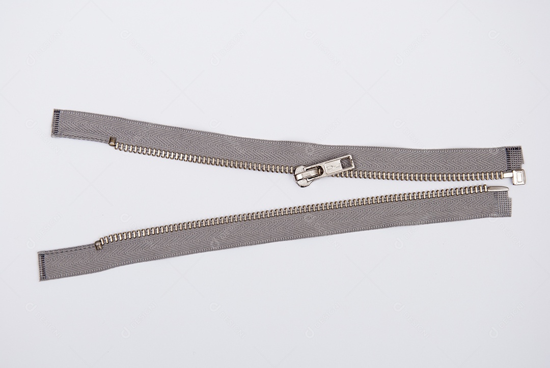 Zíper sobre uma mesa branca