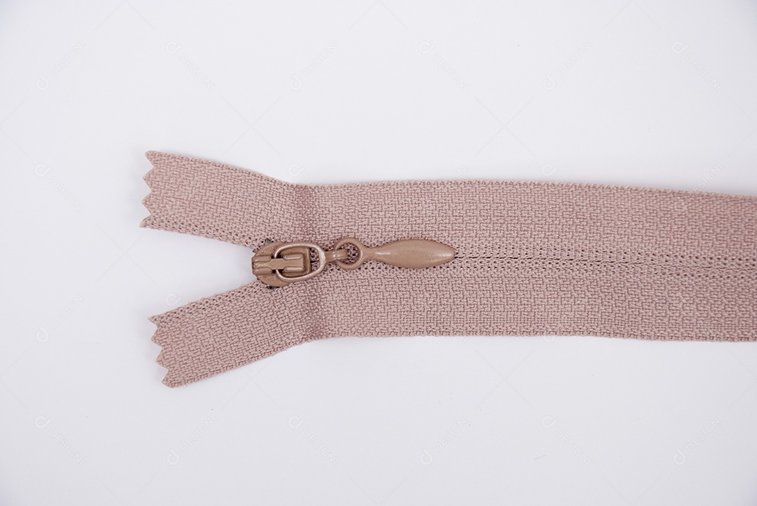 Zíper sobre uma mesa branca